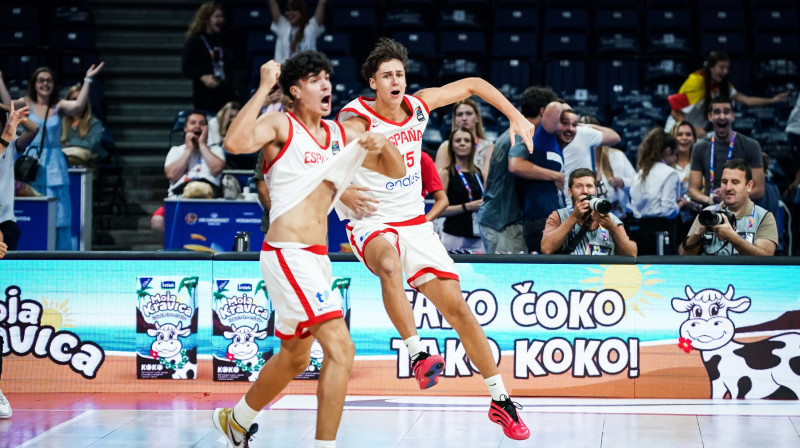 Spānijas U18 valstsvienības basketbolisti pēc komandas biedra veiktā uzvaras metiena Eiropas meistarsacīkšu finālā Belgradā. Foto: FIBA