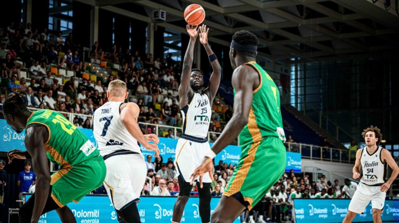 Itālijas valstsvienības senegālietis Moamets Diufs uzbrukumā pret Senegālas izlasi. Foto: Federazione Italiana Pallacanestro