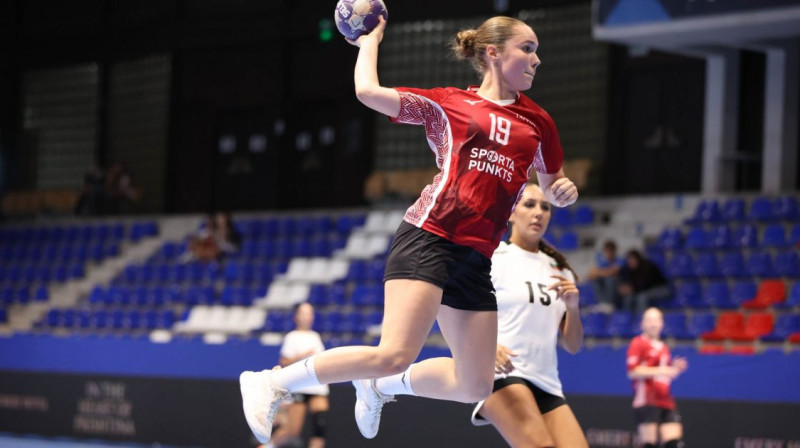 Uzbrukumā - Veronika Plotņikova. Foto: Rikard Quni / KOSHandball
