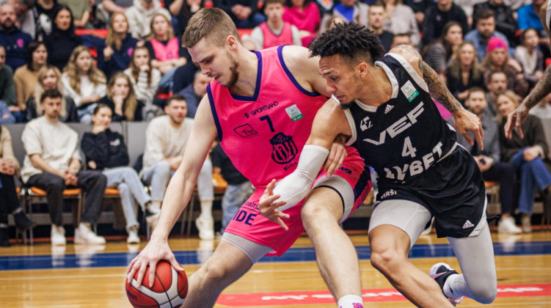 Ričards Vanags cīņā ar Džaizeku Lotiju. Foto: Mārtiņš Goldbergs