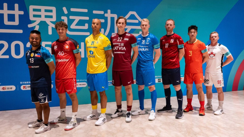 Visu astoņu izlašu kapteiņu kopbildi. Latvijas izlases kapteinis - Pēteris Trekše. Foto: IFF / Floorball Frames