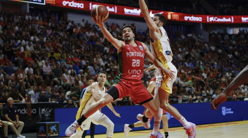 Portugāles valstsvienības basketbolists Rafa Lisbua uzbrukumā spēlē pret Spānijas izlasi Malagā. Foto: Jorge Zapata/EPA/Scanpix