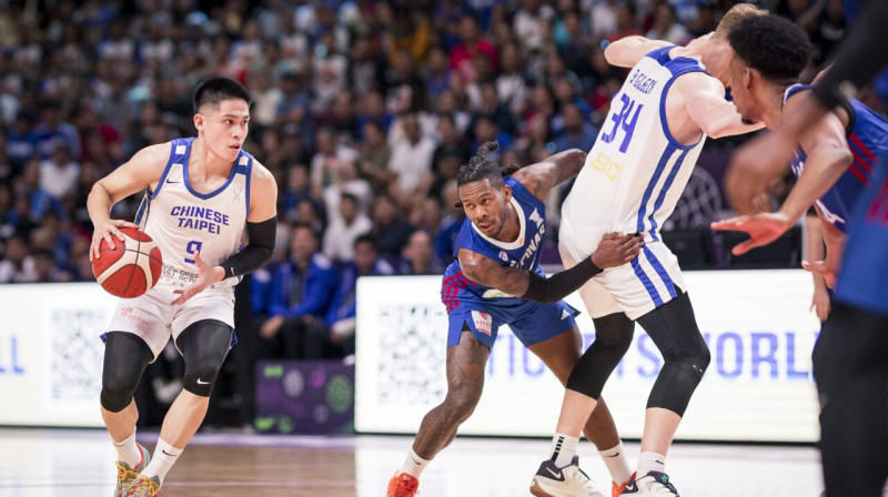 Taivānas valstsvienības basketbolists Jinčuns Čens ar bumbu Āzijas kausa spēlē pret Filipīnām. Foto: FIBA