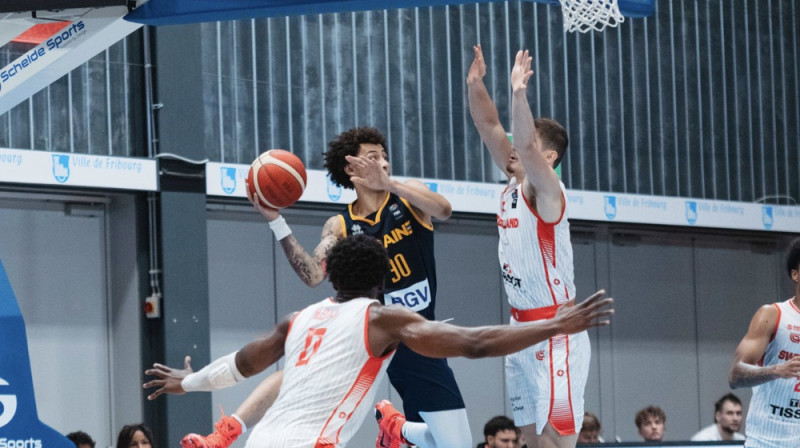 Isufs Sanons ar bumbu. Foto: FIBA