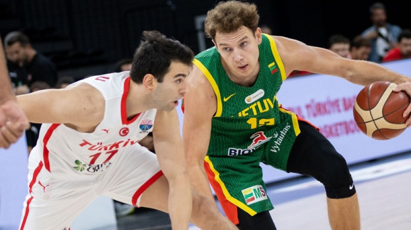 Roks Jokubaitis ar bumbu Foto: LTU Basketball/Facebook