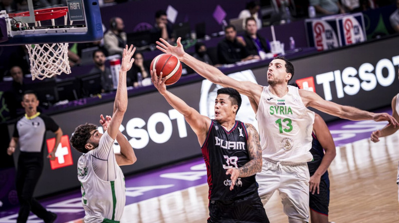 Guamas izlases basketbolists Džeriko Kruss uzbrukumā spēlē pret Sīriju Āzijas kausā. Foto: FIBA