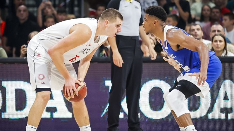 Jannis Adetokunbo pret Nikolu Jokiču Foto: FIBA