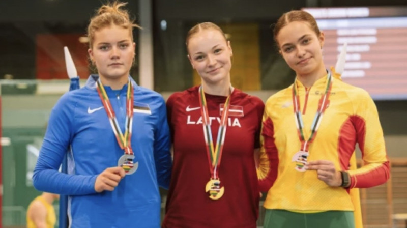 Elizabete Kociņa vidū. Foto: LVS