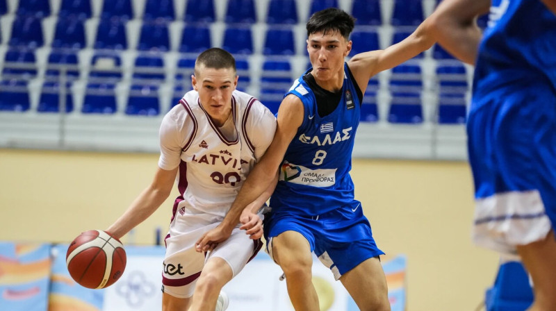 Ronijs Jeromanovs ar bumbu spēlē pret Grieķijas U16 valstsvienību. Foto: FIBA