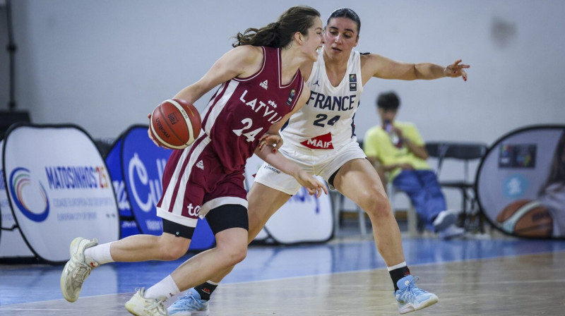 Raina Tomaščika ar bumbu spēlē pret Francijas U20 valstsvienību. Foto: FIBA