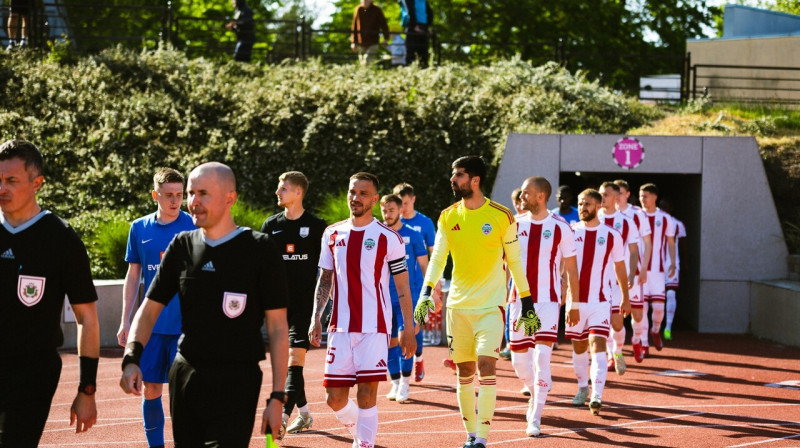 "Liepājas" un "Daugavpils" futbolisti pirms savstarpējās spēles 13. jūnijā. Foto: FK Liepāja