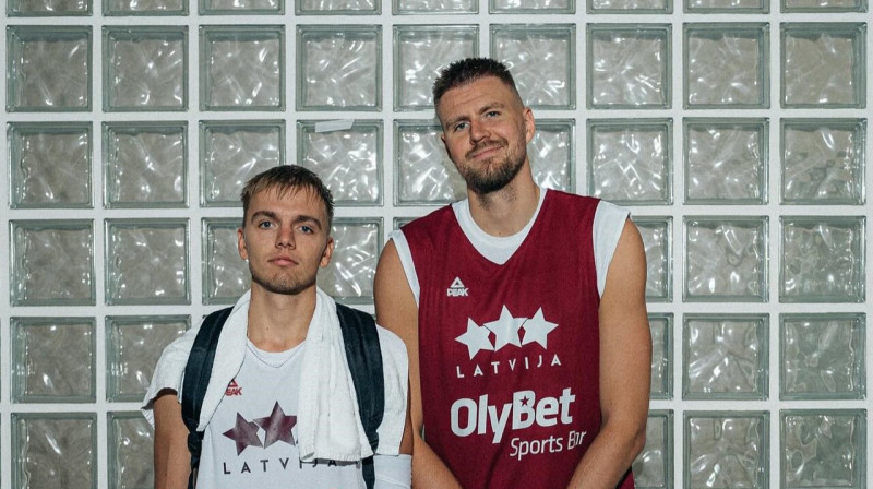 Artūrs Žagars un Kristaps Porziņģis. Foto: Latvijas Basketbola savienība