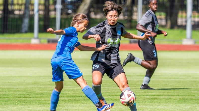 Mirklis no "Rīgas Futbola skolas" un "Riga" spēles Daugavgrīvas vidusskolas stadionā. Foto: Riga FC Women
