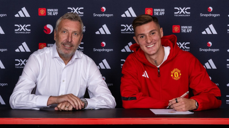 Mančestras "United" futbola direktors Džeisons Vilkokss un Benjamins Šeško. Foto: Manchester United