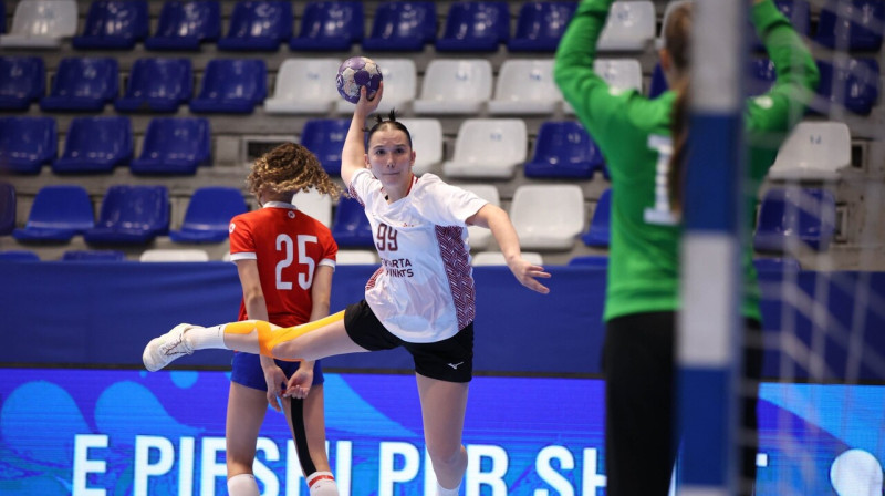 Latvijas U17 valstsvienības handboliste Luīze Kitova uzbrukumā. Foto: Rikard Quni/KOSHandball