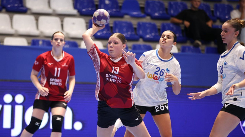 Pretinieču vārtiem uzbrūk Nikola Kukjana. Foto: Rikard Quni/KOSHandball