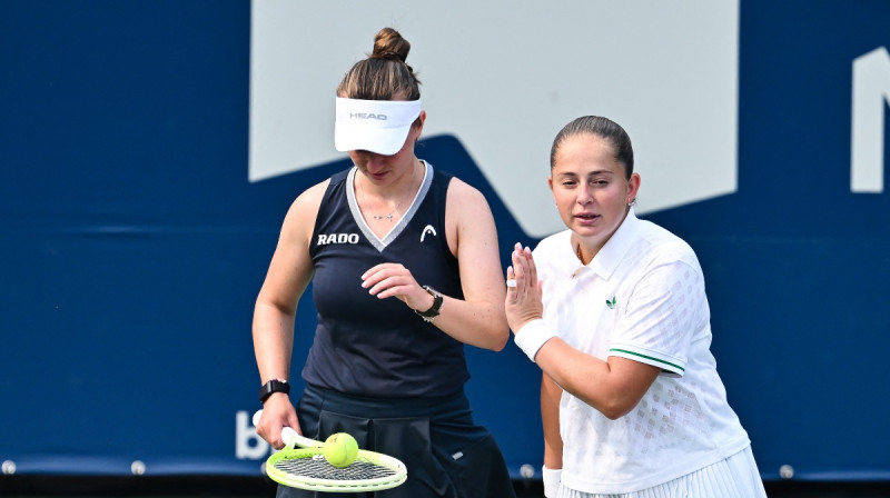 Barbora Krejčīkova un Aļona Ostapenko. Foto: Getty Images/AFP/Scanpix