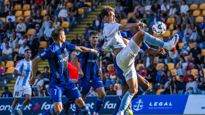 Marko Regža uzbrukumā spēlē pret "Grobiņu". Foto: Riga FC