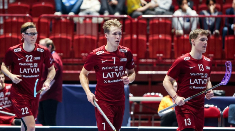 Latvijas izlases spēlētāji Markus Dumpis (#13), Jānis Ragovskis (#7) un Pēteris Trekše (#22). Foto: Ritvars Raits, LFS