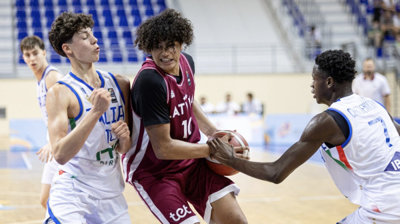 Bendžamins Jānis Beruē ar bumbu. Foto: FIBA