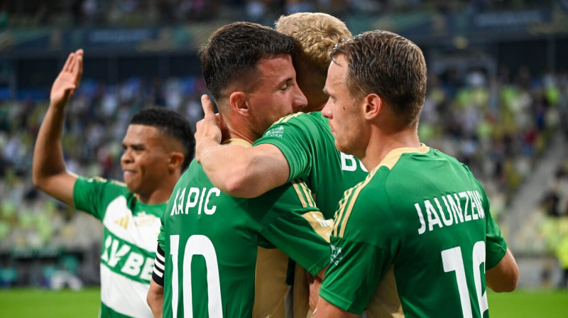 Kamilo Mena, Gdaņskas "Lechia" futbolisti un Alvis Jaunzems. Foto: Lechia Gdańsk