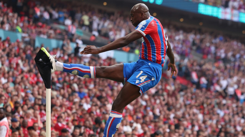 Londonas "Crystal Palace" snaiperis Žans-Filips Matetā pēc vārtu guvuma Vemblijā. Foto: Paul Terry/Zumapress.com/Scanpix