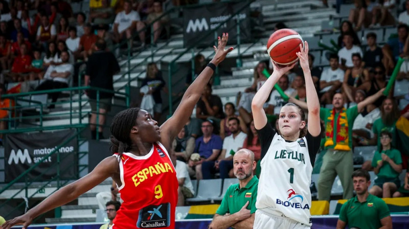 Somtočukva Okafora un Daniele Paunksnīte 2025. gada 10. augustā. Foto: FIBA