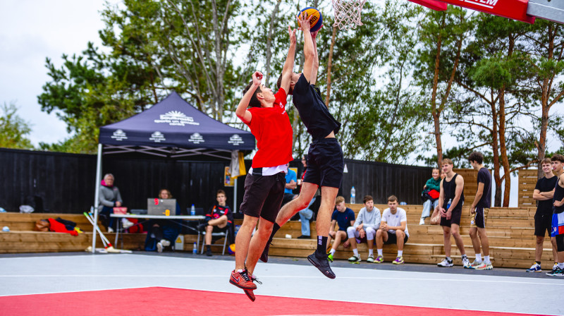 Jauniešu spēle Saulkrastu 3x3 basketbola laukumā. Publicitātes foto