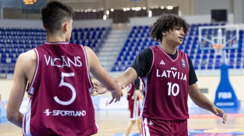 Gustavs Vilcāns un Bendžamins Jānis Beruē Foto: FIBA