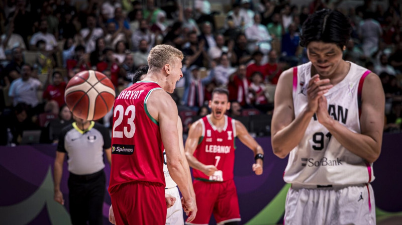 Libānas basketbolistu prieks un japāņa sarūgtinājums. Foto: FIBA