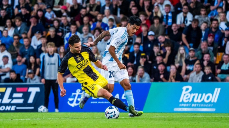 Žuau Grimaldo cīņā par bumbu Foto: Riga FC