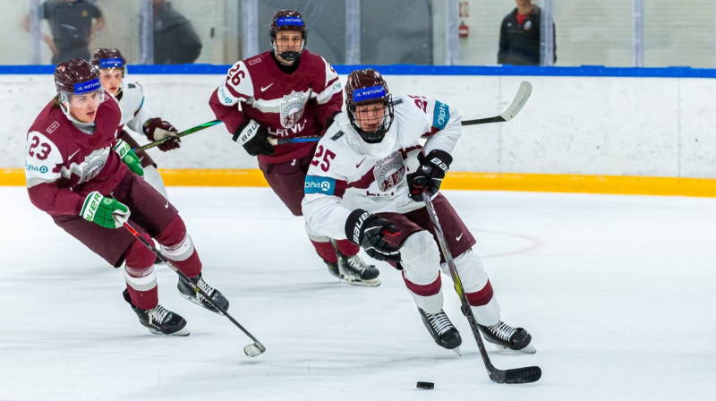 Mirklis no Latvijas U20 "baltās" un "bordo" komandu spēles. Foto: Latvijas Hokeja federācija