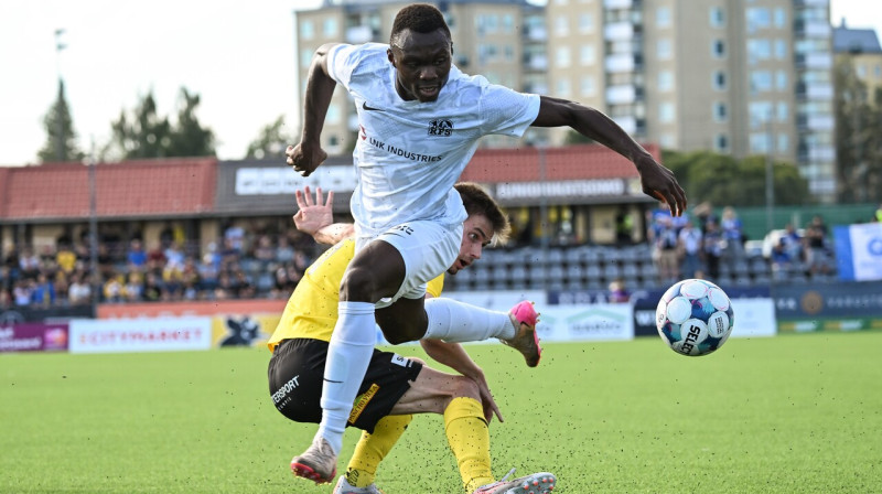 RFS futbolists Bartelemī Djedjū cīņā Kuopio. Foto: Kimmo Brandt/EPA/Scanpix