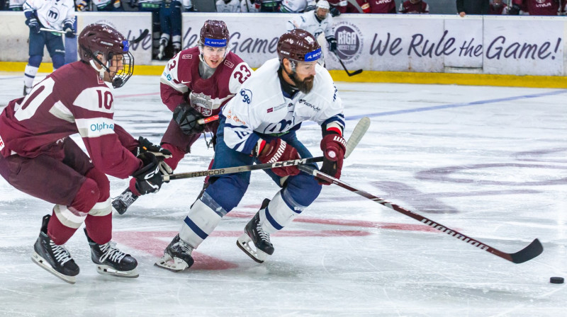 Kaspars Daugaviņš Rīgas "Mogo"/RSU spēlē pret Latvijas U20 "bordo" komandu. Foto: Dāvis Berners/LHF