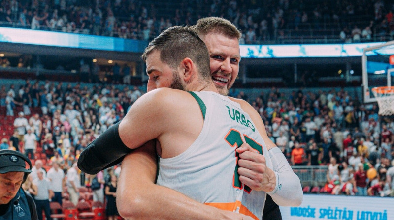 Jons Valančūns un Kristaps Porziņģis pēc spēles. Foto: Mikus Kļaviņš/LBS