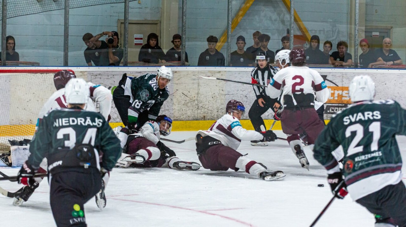 Mirklis no Latvijas U20 "baltās" komandas un "Liepājas" cīņas. Foto: Dāvis Berners/LHF