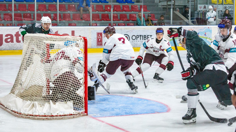 Latvijas U20 "baltā" komanda aizsardzībā. Foto: Dāvis Berners/LHF