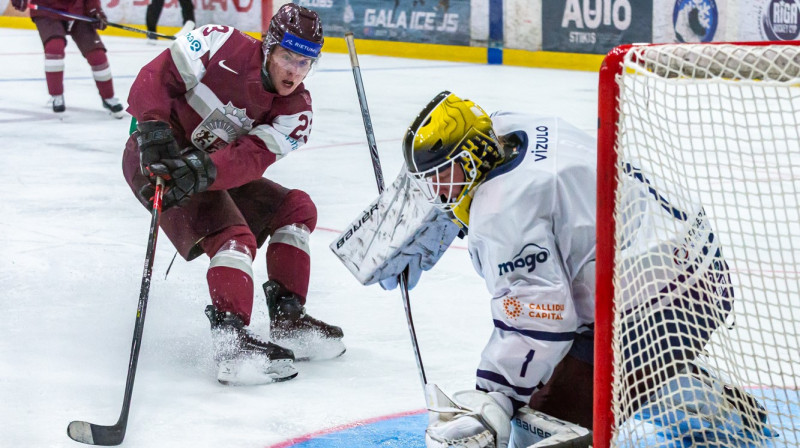 Nils Roberts Mauriņš vakar Rīgas "Mogo"/RSU vārtu sargāšanā, bet šodien – Latvijas 20 "bordo" komandā. Foto: Dāvis Berners/LHF