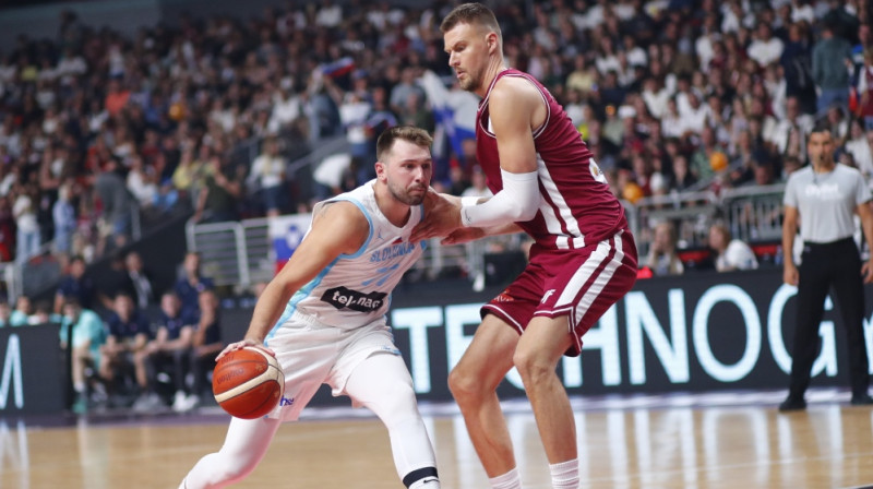 Luka Dončičs un Kristaps Porziņģis. Foto: EPA/Scanpix