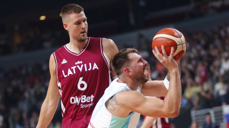 Kristaps Porziņģis un Luka Dončičs. Foto: EPA/Scanpix