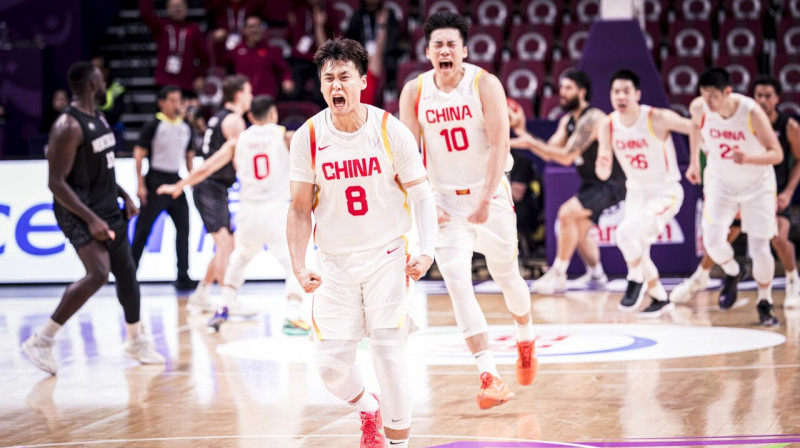 Ķīnas valstsvienības basketbolisti Āzijas kausa pusfinālā Džidā pret Jaunzēlandi. Foto: FIBA