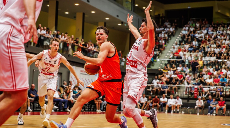 Mirklis no Austrijas un Nīderlandes valstsvienību cīņas Pasaules kausa priekškvalifikācijā. Foto: FIBA