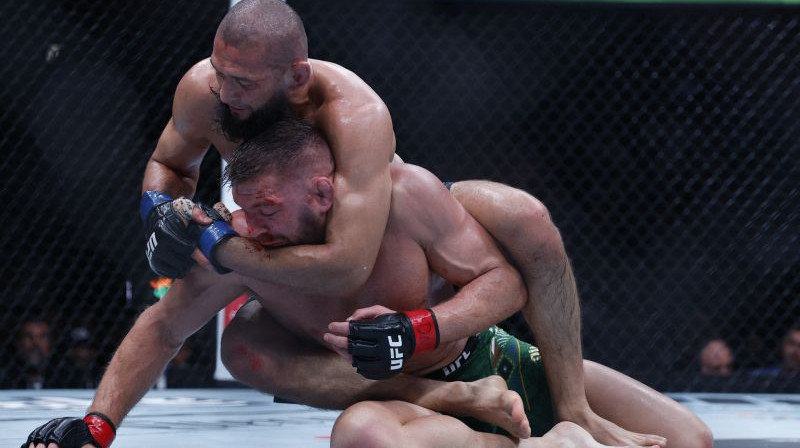 Hamzats Čimajevs cīņā par UFC čempiona titulu. Foto: IMAGN IMAGES via Reuters Connec/Scanpix