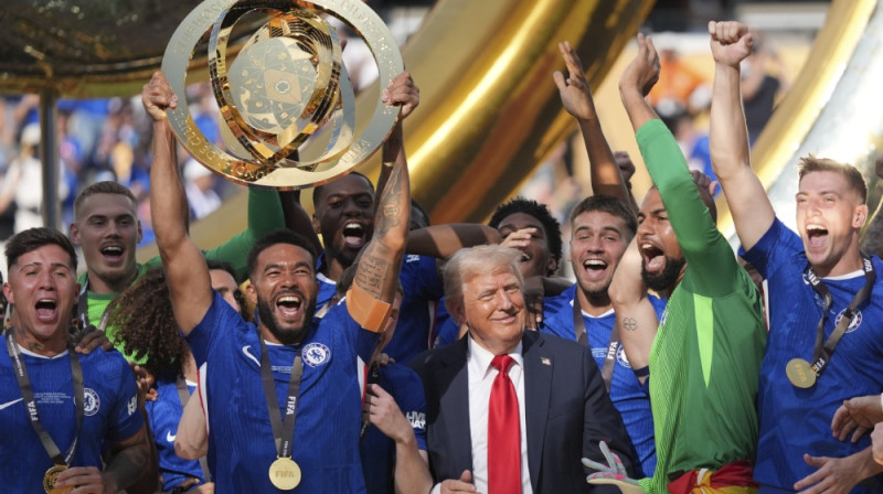 Londonas "Chelsea" futbolisti un Donalds Tramps pēc trofejas pasniegšanas. Foto: AP/Scanpix