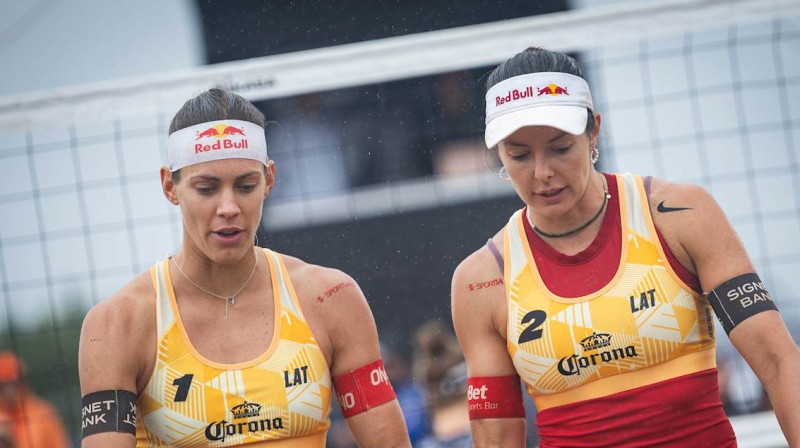 Tīna Graudiņa un Anastasija Samoilova. Foto: volleyballworld.com