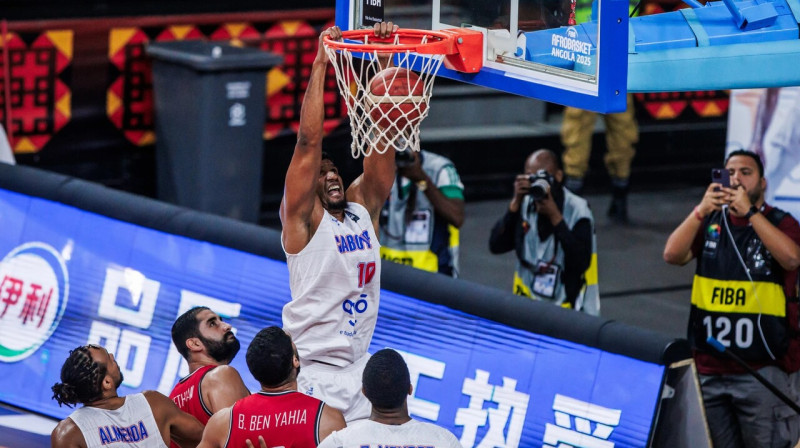 Kaboverdiešu uzbrucējs Kenetijs Mendišs triec bumbu grozā spēlē pret Tunisiju. Foto: FIBA