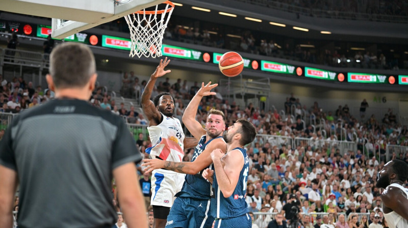 Luka Dončičs spēlē pret Lielbritānijas valstsvienību. Foto: Igor Kupljenik/Zumapress.com/Scanpix
