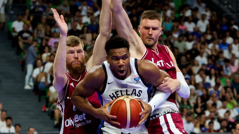 Dāvis Bertāns, Jannis Adetokunbo un Kristaps Porziņģis. Foto: EPA/Scanpix