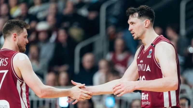 Artūrs Kurucs un Rodions Kurucs. Foto: FIBA