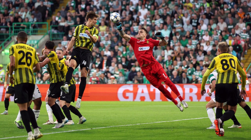 Almati "Kairat" pamatvārtsargs Aleksandrs Zaruckis darbībā Glāzgovā. Foto: Russell Cheyne/Reuters/Scanpix